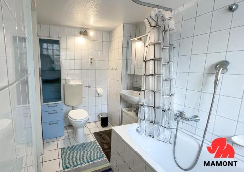 y baño con ducha, aseo y lavamanos. en Gemütliche Monteurwohnung im Souterrain, en Bremen