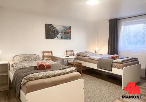 1 dormitorio con 2 camas y ventana en Gemütliche Monteurwohnung im Souterrain, en Bremen
