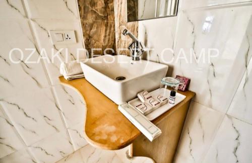 bagno con lavandino e servizi igienici di Ozaki Desert Camp a Jaisalmer