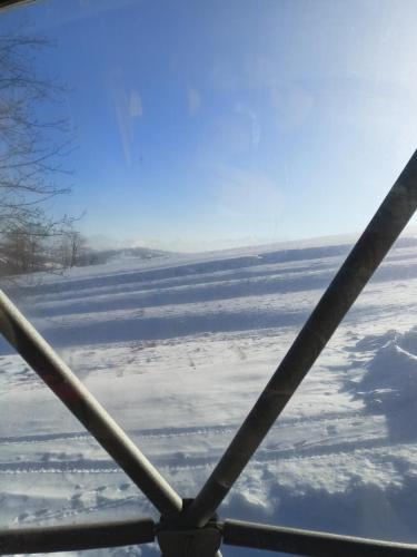 Aussicht auf ein schneebedecktes Feld von einem Flugzeug in der Unterkunft Luxury Glamp in Bańska Niżna