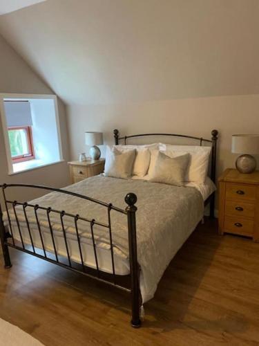 een slaapkamer met een bed met kussens en een raam bij Central 3 Bedroom Townhouse in Wick