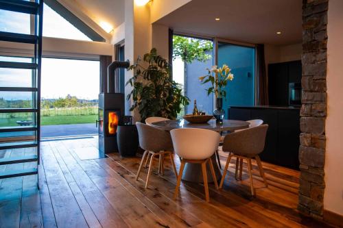 a kitchen and dining room with a table and chairs at N6Quartier in Bad Münstereifel