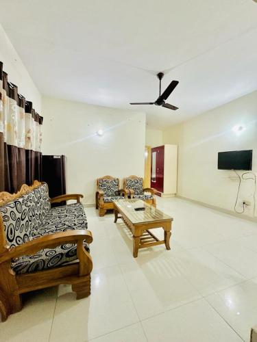 uma sala de estar com dois sofás e uma mesa em VR Homestay em Jait