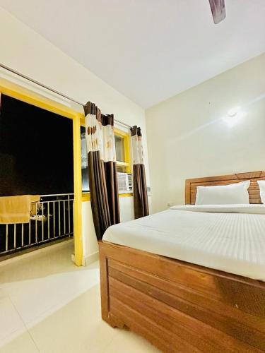 um quarto com uma cama grande e uma varanda em VR Homestay em Jait