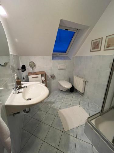 a bathroom with a sink and a toilet at FeWo 2 an der historischen Bahnlinie in Leutkirch im Allgäu