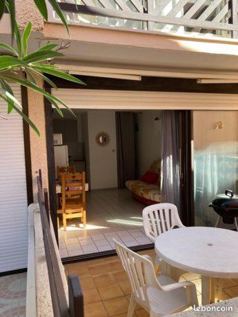 une pièce avec une table et des chaises et une salle à manger dans l'établissement studio cabine mer, à Port-la-Nouvelle