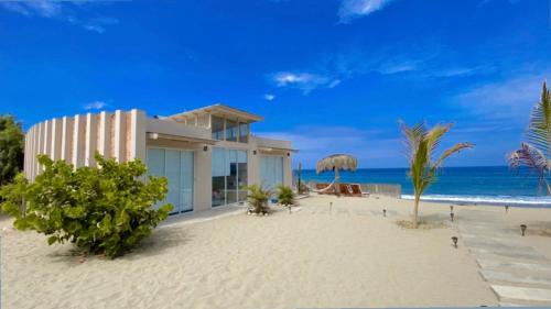 une maison sur la plage avec l'océan dans l'établissement Ribera Del Norte, à Canoas