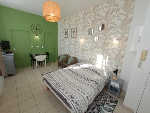 - une chambre avec un lit et une chambre avec une table dans l'établissement Lumineux appartement en RDC près port de plaisance, à Rochefort