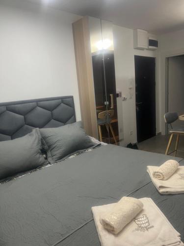 - une chambre avec un grand lit et 2 serviettes dans l'établissement Lux studio sa saunom Ampelitsi, à Ledine