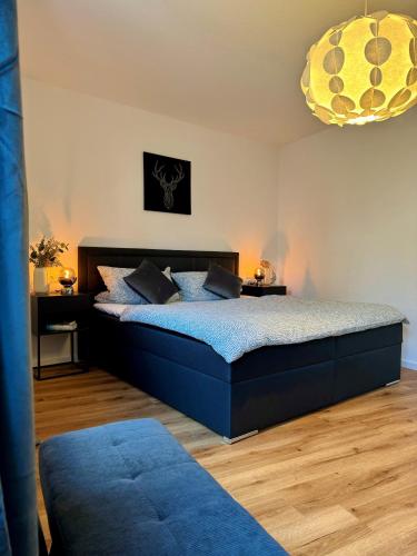 1 dormitorio con cama y lámpara de araña en Traumhafte Wohnung am Stadtbrunnen der Altstadt, en Pfullendorf