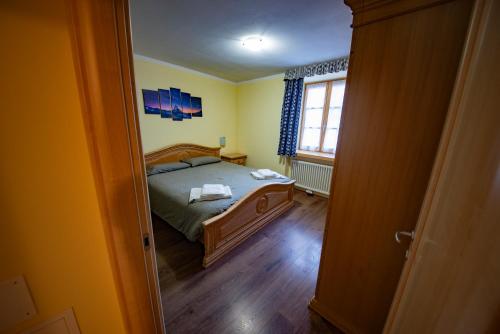 a small bedroom with a bed and a window at Appartamento Ofelia in Deggiano