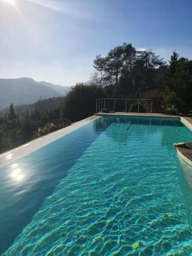 Villa Jean-Pierre. Infinity pool and view in Tourrettes-sur-Loup