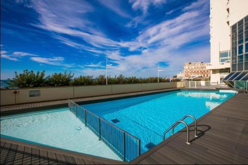 ein großes Schwimmbad auf einem Gebäude in der Unterkunft Studio Victoria Centre Grande Plage and Pool in Biarritz