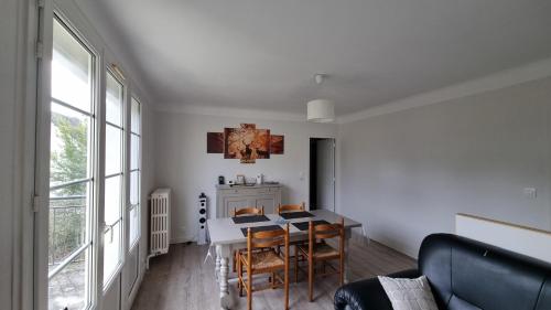 une salle à manger avec une table et quelques chaises dans l'établissement LovelyloireHome- Cœur des châteaux -Classé 4 étoiles, à Chailles