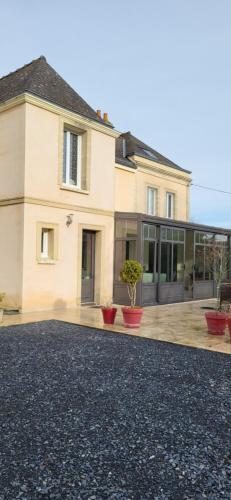 a large house with a large driveway at 1 chambre 2 personnes dans une maison avec jardin proche centres d'intérêt et commerces in Bayeux