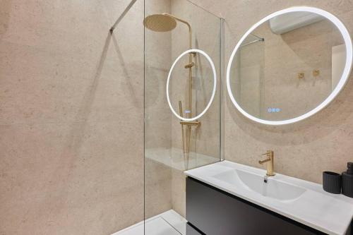 bagno con lavandino e specchio di Rent a Room apartments - Champs Elysées suite a Parigi