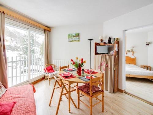 un salon avec une table et une chambre dans l'établissement Appartement T2 lumineux, 6 pers., parking, proche commerces et ski - FR-1-403-39, à Barèges