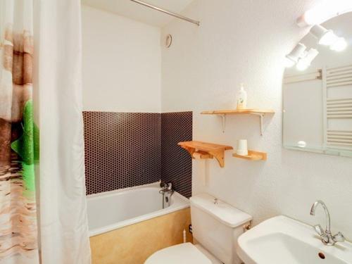une salle de bain avec toilettes, baignoire et lavabo dans l'établissement Appartement T2 lumineux, 6 pers., parking, proche commerces et ski - FR-1-403-39, à Barèges