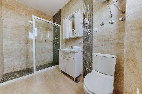 e bagno con servizi igienici, doccia e lavandino. di Family Resort a Ulcinj