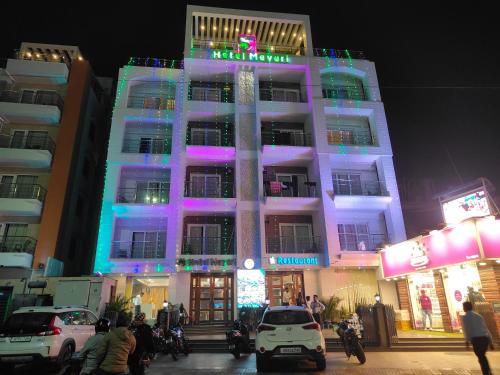 een gebouw met een verlicht bord ervoor bij Hotel Mayuri in Digha
