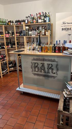 un bar dans un magasin muni d'un panneau. dans l'établissement La Maison du Canal, à Clamerey