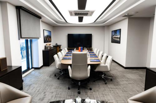a conference room with a long table and chairs at ALİBA HOTEL in Edirne