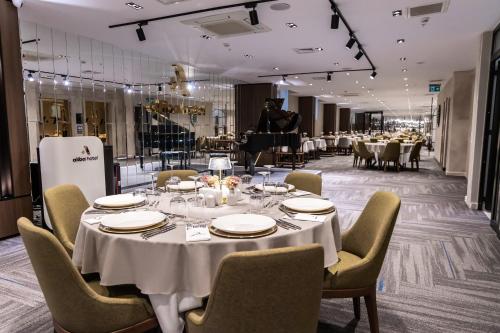 a dining room with a white table and chairs at ALİBA HOTEL in Edirne