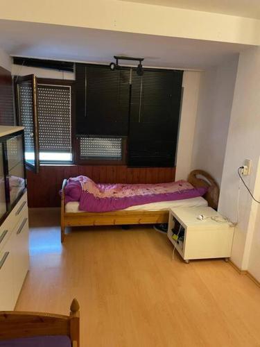 Un dormitorio con una cama y una mesa. en Schöne Wohnung mit Pakplatz, en Veitshöchheim