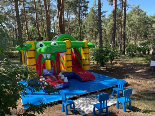 Herní místnost nebo prostor pro děti v ubytování Apartamenty Leśna Plaża