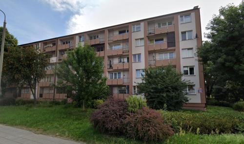 un condominio con alberi di fronte di Klimatyczne mieszkanie w centrum a Radom
