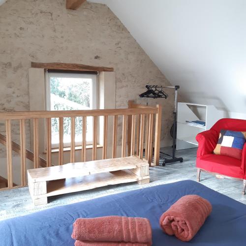 Seur的住宿－Le gîte L'As de Seur，一间卧室配有一张床和一张红色椅子