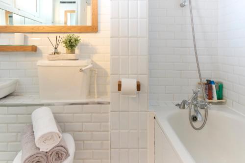 bagno bianco con vasca e servizi igienici di Apartment in Angel. a Londra