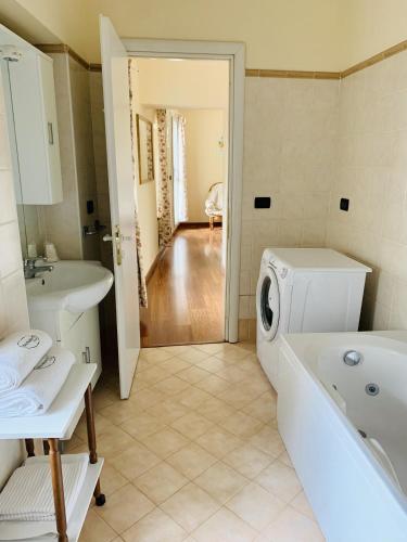 y baño con lavadora y lavamanos. en Country Apartament - Malpassuti en Carbonara Scrivia