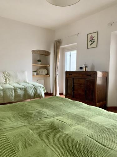 - une chambre avec un lit, une commode et une fenêtre dans l'établissement Country Apartament - Malpassuti, à Carbonara Scrivia
