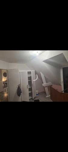 Cette chambre dispose d'une mezzanine avec une échelle. dans l'établissement chambre à louer, à Magny-en-Bessin