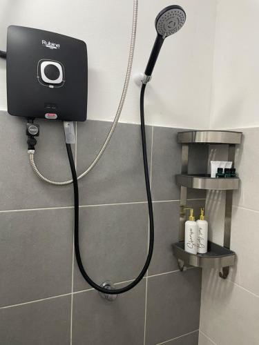 y baño con ducha y secador de pelo. en Santai at KotaWarisan KLIA Netflix en Sepang