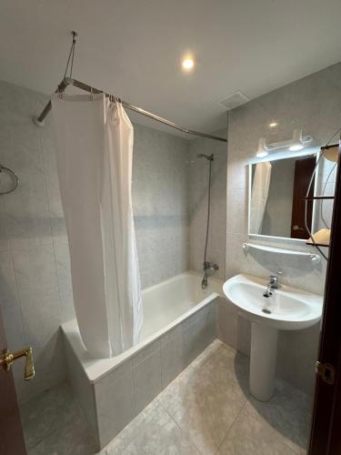 Ένα μπάνιο στο Riviera Ático