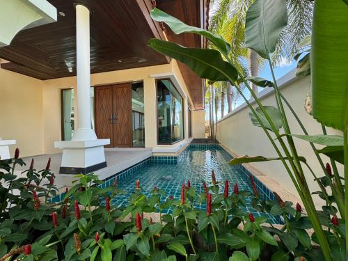 uma piscina interior numa casa com plantas em Ocean Palms Luxury Villa Bangtao Beach Phuket em Praia de Bang Tao