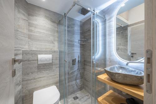 W łazience znajduje się umywalka i przeszklony prysznic. w obiekcie Newly Renovated Escape/Psychiko w Atenach