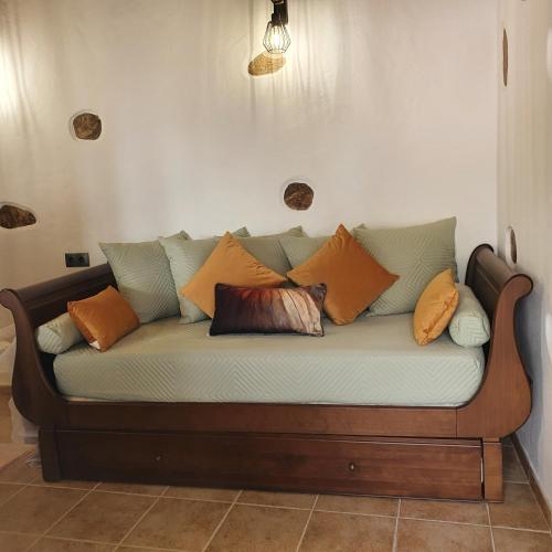 ein Sofa mit vielen Kissen auf einem Zimmer in der Unterkunft La Gallania de Papá Pepe in Santa Lucía