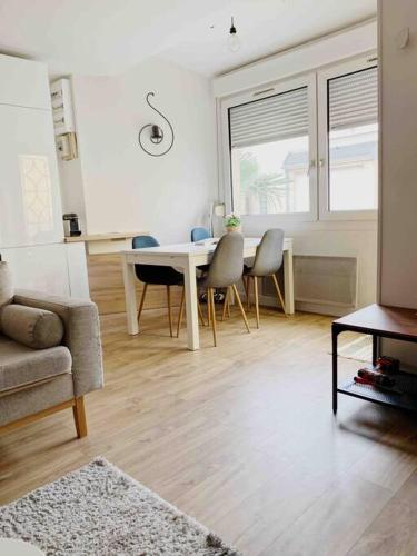 un salon avec une table et des chaises dans l'établissement Maison calme et cosy aux portes de Paris, à Ivry-sur-Seine
