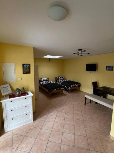 sala de estar con 2 camas y sofá en 30qm Wohnung in Hainburg en Hainburg