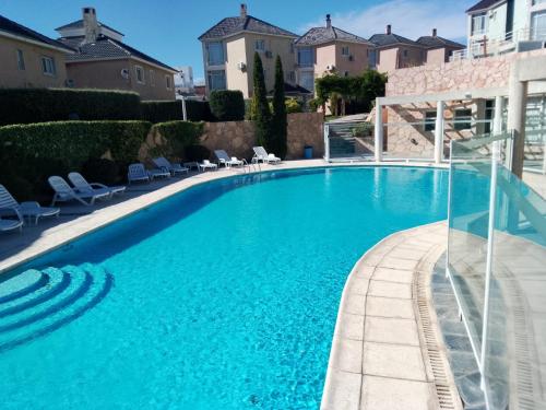 ein Pool mit blauem Wasser in einem Haus in der Unterkunft PH Patagonia Barrancas al Mar 2 in Puerto Madryn
