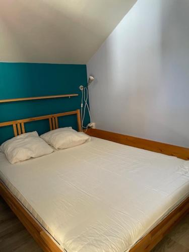 - une chambre avec un lit et 2 oreillers blancs dans l'établissement Relax Semois, à Vresse-sur-Semois