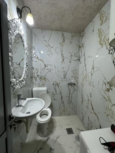 een badkamer met een toilet en een wastafel bij Lux Apartment Oasis in Rafailovici