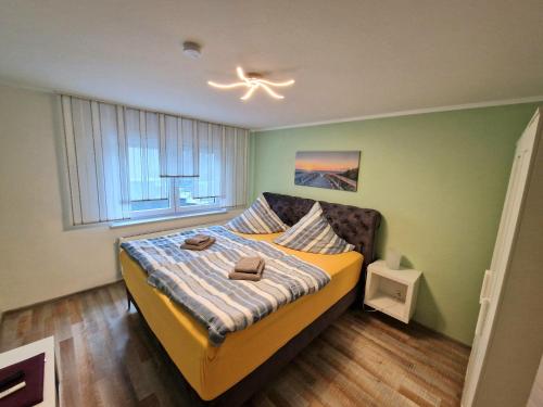 een slaapkamer met een bed met twee schoenen erop bij Willi´s Ferienwohnung in Heroldsberg