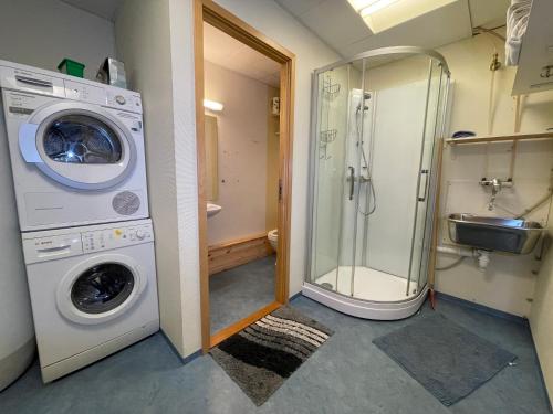 a bathroom with a washing machine and a sink at Leirvik i Sogn-Apartment in Leirvik