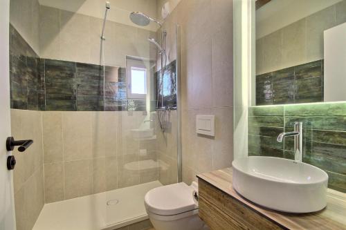 une salle de bain avec un lavabo, une douche et des toilettes dans l'établissement Chalet Topaz - 18 Couchages Sur les Pistes avec Services, à Plagne Villages