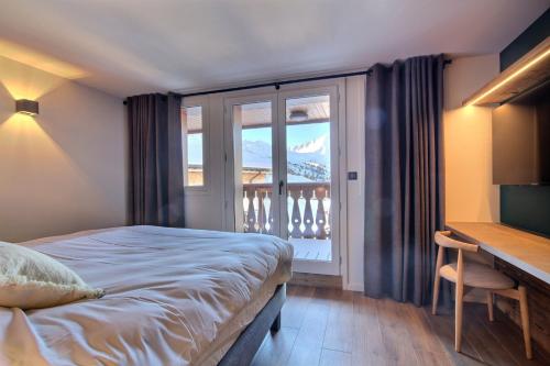 une chambre avec un lit et un bureau et un balcon dans l'établissement Chalet Topaz - 18 Couchages Sur les Pistes avec Services, à Plagne Villages