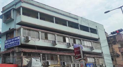 un edificio alto con ventanas laterales en Star VIP-Inn Kolkata Airport, en Calcuta